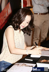 组图：韩女星文彩媛举办粉丝签名会展露优雅笑容
