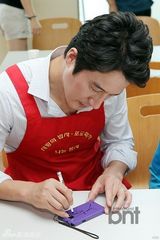 组图：韩星郑俊镐出席福利院分享活动献爱心