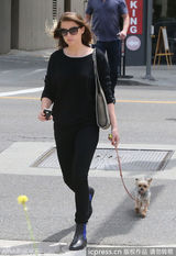 组图：德普双性恋女友街头遛狗 狂发短信疑传情