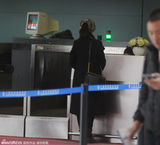 组图：刘诗诗素颜针织帽现身机场表情忧郁