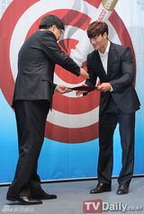 组图：金敏贞金钟国出席世界禁烟日纪念式