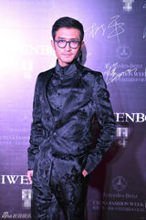 组图：陈思斯中国时装周率性利落 李泰延帅气