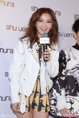 组图：阿Sa(蔡卓妍)与男友度假生病 情人节等对方表示