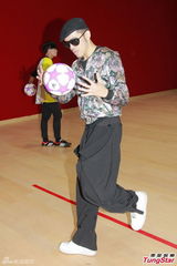 组图：陈百祥带女艺员排节目 叶翠翠趴地露乳沟