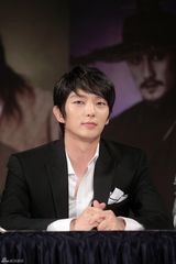 高清组图：李准基申敏儿出席《阿娘使道传》发布会