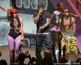 组图：麻辣鸡个唱粉丝强行上台 与保镖激烈扭打