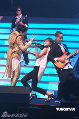 组图：萧敬腾唱《black or white》 向杰克逊致敬