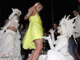 高清组图：希尔顿嫩黄礼服现身夜店 尽情热舞享乐