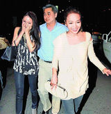 幻灯图：侯佩岑携未婚夫会友聚餐 忙筹备婚事