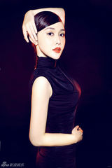 组图：陈美行性感复古露背装 高贵气质
