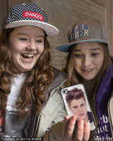 组图：比伯案件开庭律师遭围堵 美女粉丝表忠心