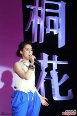 组图：阿娇亮相专辑发布会 与胡彦斌甜蜜对唱