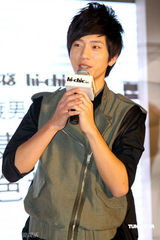 高清图：BOBO上海做活动 着装青春活力四射