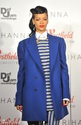 组图：蕾哈娜戴墨镜加蓝色西装潮范十足