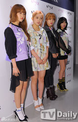 组图：4minute靓装出席时装秀 青春美貌吸睛