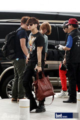 组图：SHINeeTEENTOP亮相机场 赴新参加演出