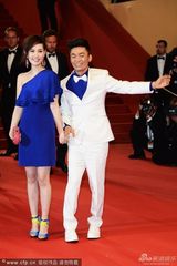 组图：王宝强戛纳红毯跪地示爱激吻娇妻