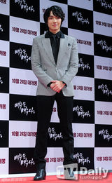 组图：MBLAQ李准宣传《演员》自认新人跪地行礼