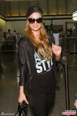 组图：名媛希尔顿与男友离港 临别与友人互拥