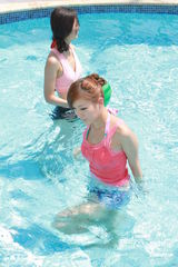 组图：颜子菲泳装亮相户外节目 赴马尔代夫拍摄