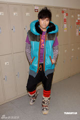 高清组图：明星参加慈善节目 古巨基热心公益演唱 