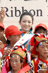 幻灯图：章子怡田亮不惧高温 与艾滋病童亲密不设防 