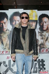 组图：谢霆锋否认豪宅赠前妻 新年与两子聚天伦