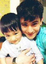 组图：最帅潮爸萌娃走红 潮萌不输林志颖父子