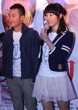 高清组图：白百何文章十指紧扣 甜蜜现身新片首映