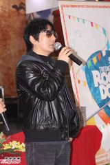 组图：郑钧曝光《摇滚藏獒》海报全程不离黑超