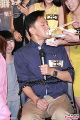 组图：郭晋安被绑塞泡芙 李诗韵李思捷咬面包