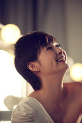 高清图：袁莉紧身衣秀线条美 媚态横流摄人心魄