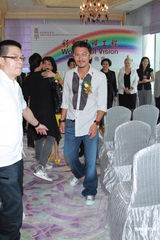 组图：谢霆锋出席活动大方任拍照 拒回应婚变问题 