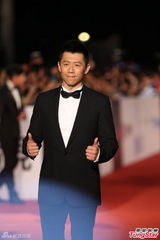 组图：夏雨帅气亮相红毯 双手比划顶呱呱点赞