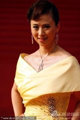 组图：翁虹娇俏黄裙秀香肩 张智霖帅气亮相