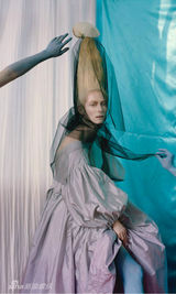 组图：蒂尔达-斯文顿另类写真彰显女王气质