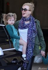 组图：妮可携女现身机场 小女儿长相甜美似妈妈