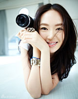 组图：童瑶阳光房温暖写真  相机女孩笑容迷人