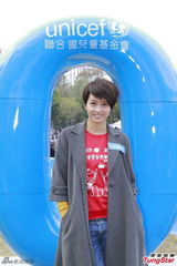 组图：梁咏琪投身公益亮相小画家绘画比赛