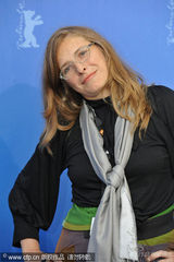 幻灯图集：《谜团》发布会 主创红围巾抢镜