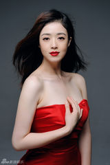 组图：蒋欣开年红裙大片秀香肩美艳动人