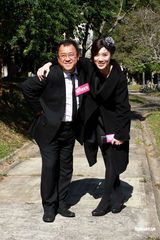 组图：王晶新片拍摄外景 陈法蓉低V上阵撼赢靓模