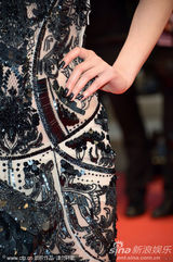 组图：刘雯走红毯骨感秀美背 邦女郎大秀丰满半球