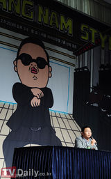 组图：韩国歌手PSY召开记者会透露进军美国计划