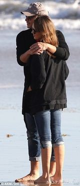 组图：阿尔芭一家海滩享天伦 女儿们赤脚踏浪