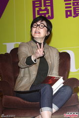 组图：林青霞短发眼镜办朗读会