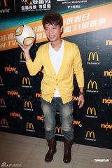 组图：李克勤担任欧洲杯主持 推主题曲《决战草原》