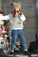 组图：S.H.E亮相台北跨年 潮装戴眼镜又萌又酷