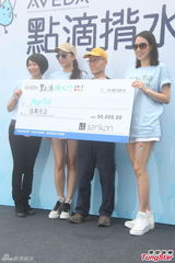 组图：谭咏麟想看霍汶希女儿 母亲节尽孝陪家人