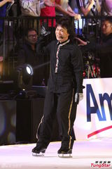 组图：伍佰领军冰上大跳花朵舞 曲婉婷冰上献唱